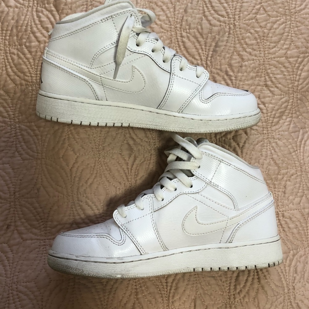 WMNS 7 = Youth 5 / Air Jordan 1 Mid BG